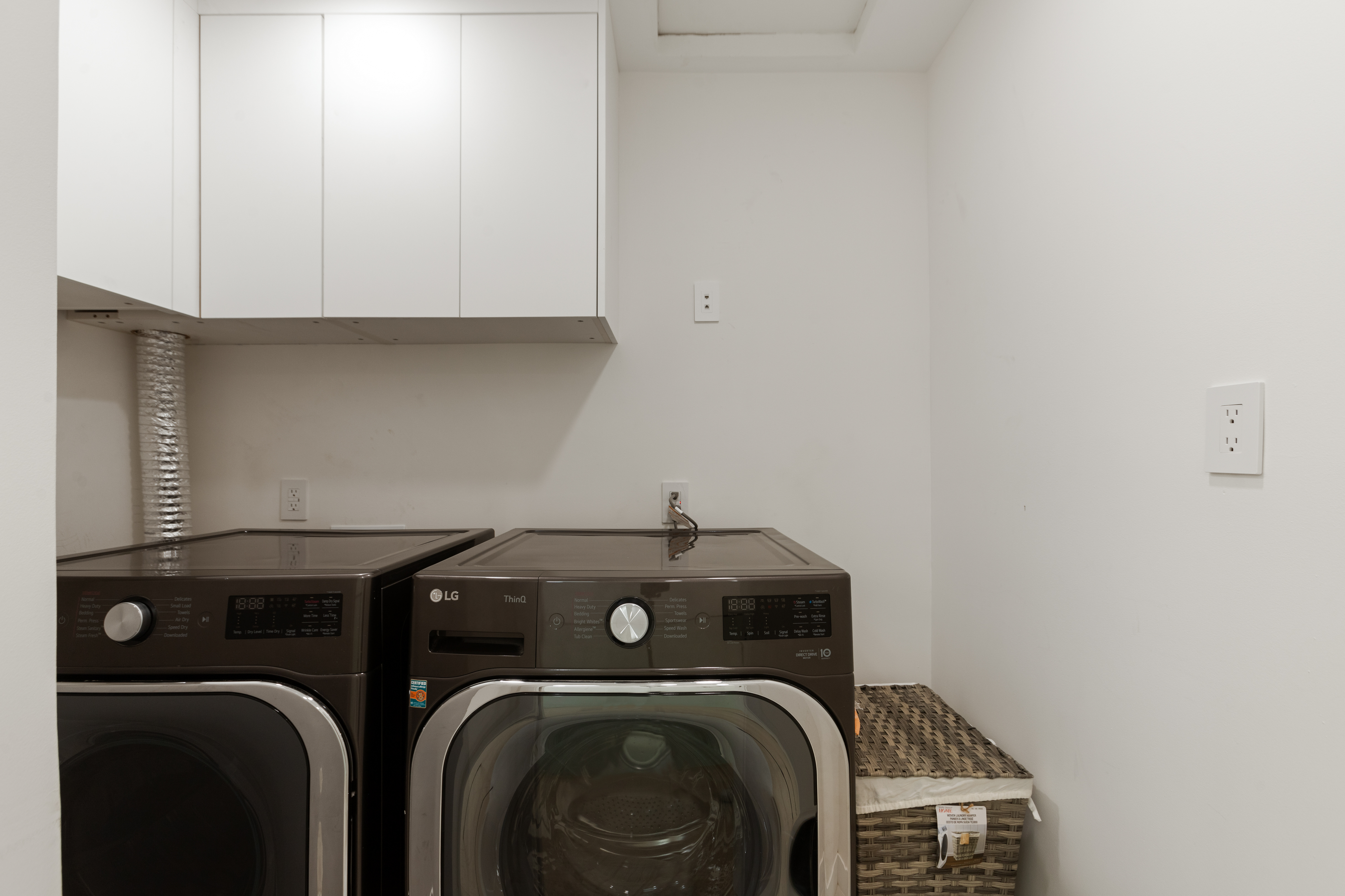9432 Oakmore Rd laundry — luxury rental Los Angeles 90035 photo 1
